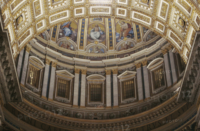 Vatican City. Dome of St Peter's Basilica. Designed and built built up to the drum by Michelangelo Buonarroti (1475-1564). After his death it was completed by the architect Giacomo della Porta (1532-1602), who worked on it, together with Domenico Fontana (1543-1607), between 1588 and 1590. Interior architectural detail.