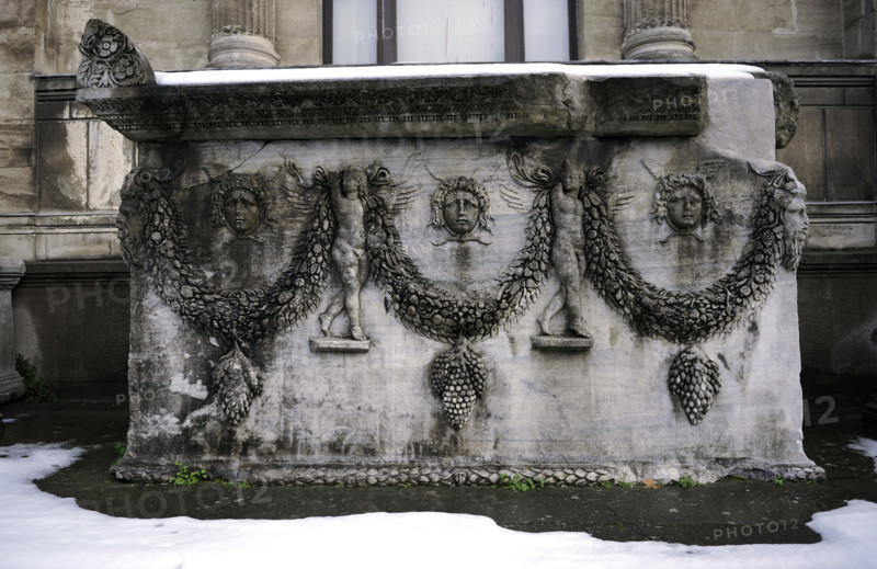 Roman sarcophagus decorated with reliefs of Gorgoneions and garlands, supported by Erotes. From Byzantium. Marble. 2nd century AD. Width: 342 cm, height 243 cm. Courtyard of the Istanbul Archaeological Museum. Turkey.