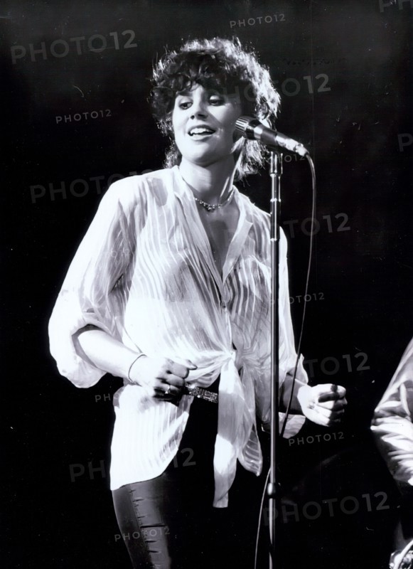 Linda Ronstadt on stage