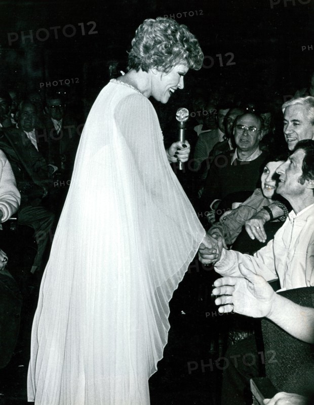 Patti Page greeting her audience