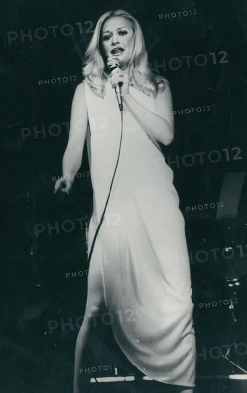 Liz Ray performing on the Manhattan Riverboat