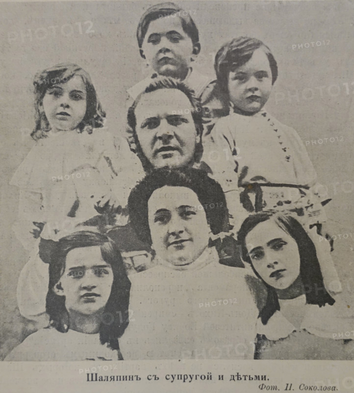 Fyodor Chaliapin with his wife Iola Tornaghi and children. 1900-1910s.