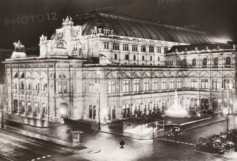 Austria, Vienna, State Opera House by night