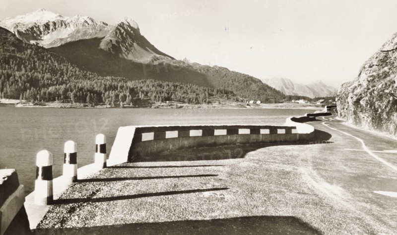 A glimpse of the cantonal road along the shores of Lake Sils Lej da Segl