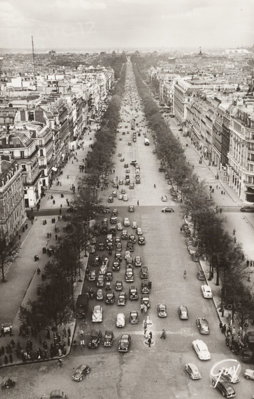 Paris, View of the entire Champs-Élysées avenue
