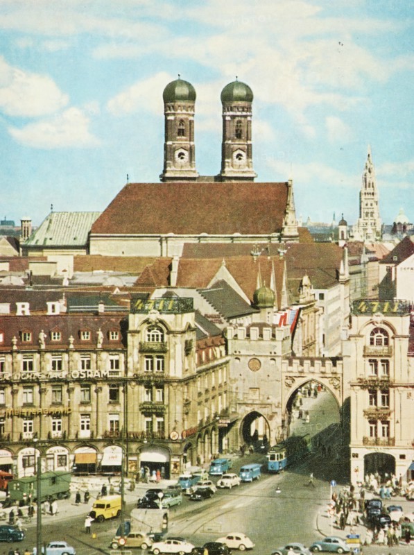 Germany, Munich, Karlsplatz mit Frauenkirche