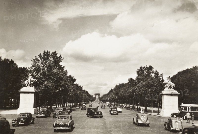 France, Paris, Avenue des Champs-Elysees et Arc de Triomphe de l'Etoile