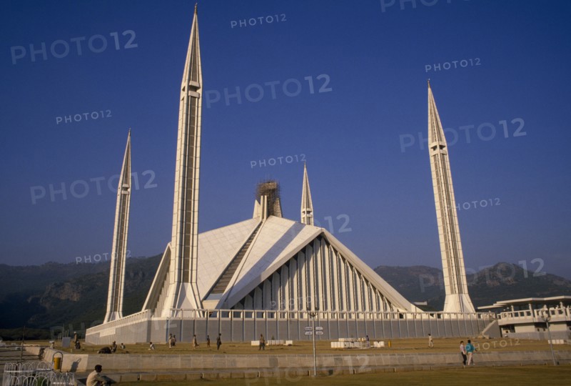 PAKISTAN, Islamabad, Faisal Mosque with a minaret at each corner
