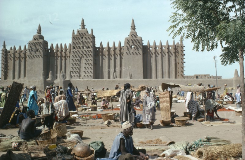 MALI, Mopti, Djenne, NOT IN LIBRARY The mud constructed mosque with a souk in the foreground