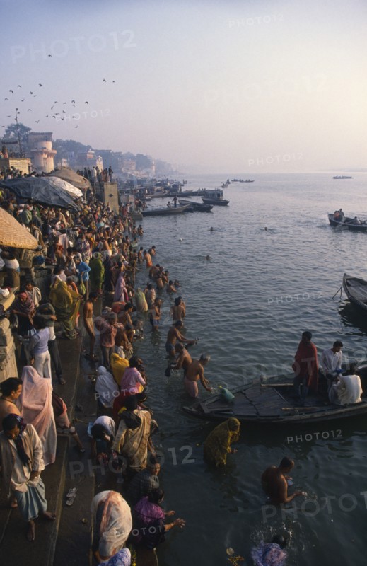 INDIA, Utter Pradesh, Varanasi, Crowds of people on the banks of the Ganges during Sivaratri festival.