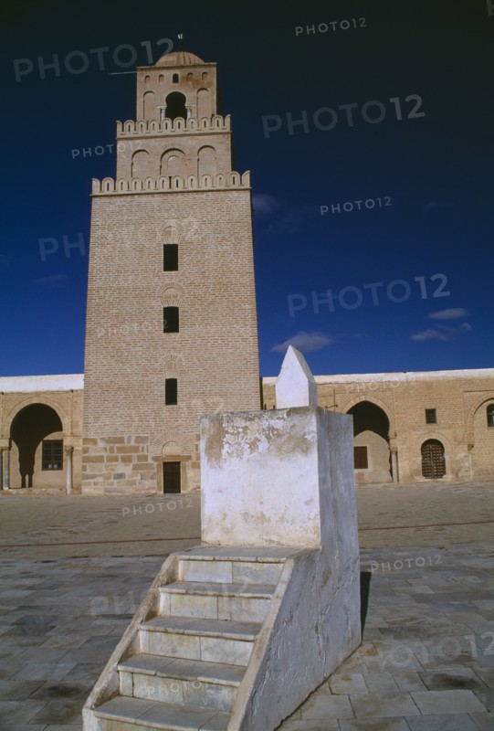 TUNISIA, Kairouan, Mosque and courtyard with minaret behind and lecturn in the foreground