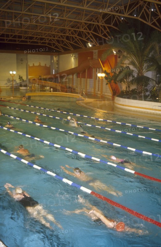SPORT, Water, Swimming, Swim instructor during training session