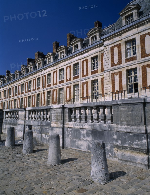 FRANCE, Ile de France, Paris, Versailles. Exterior of Royal Courtyard.