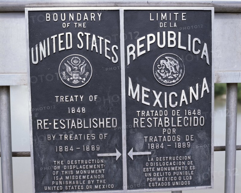 USA, Texas, Laredo, Bilingual boundary sign on International Bridge between Mexico and the United States