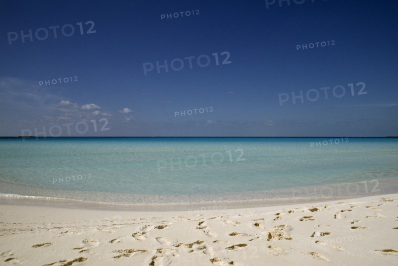 Cuba, Isla de Juventude, Caya Largo, Playa Serena, looking out to sea with footprints in white sand