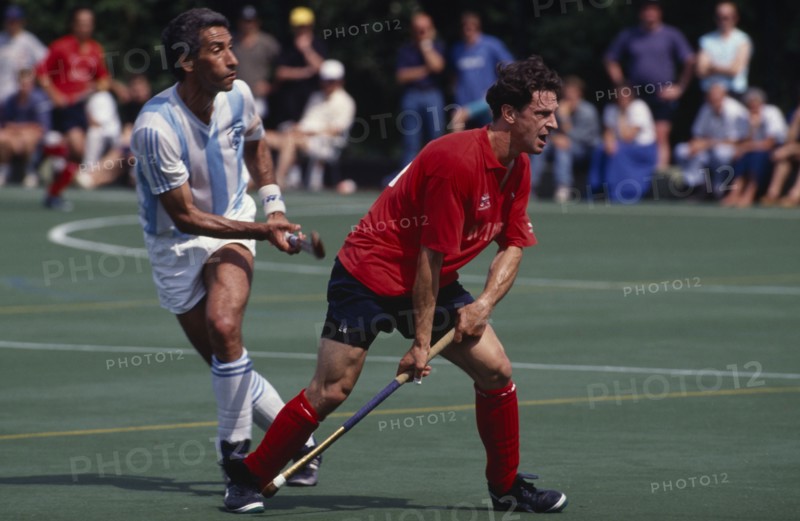 10037113 SPORT Ball Games Mens Hockey England versus Argentina match at Bisham Abbey.