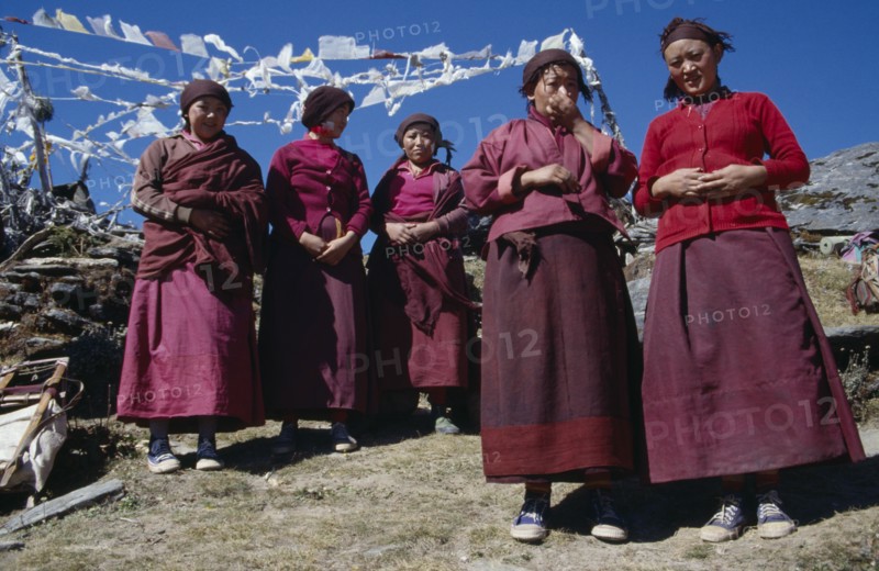 NEPAL, Lamjhpa Pass, Five Buddhist Nuns