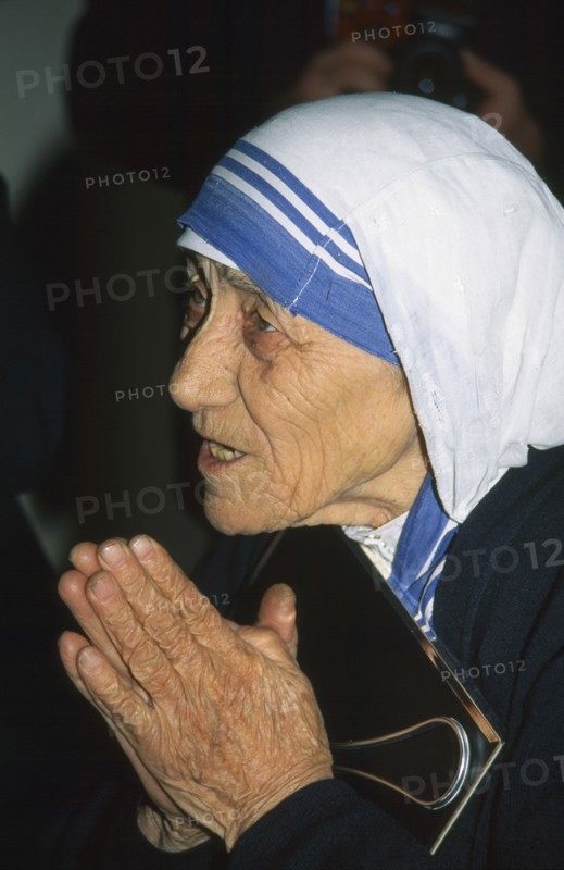 INDIA, West Bengal, Calcutta, Profile of Mother Teresa praying