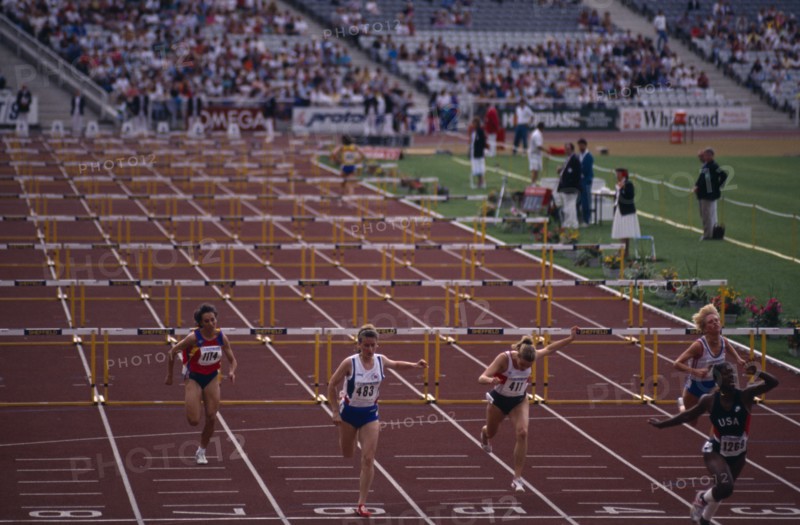10045953 SPORT Athletics Hurdles Female athletes competing in hurdles event