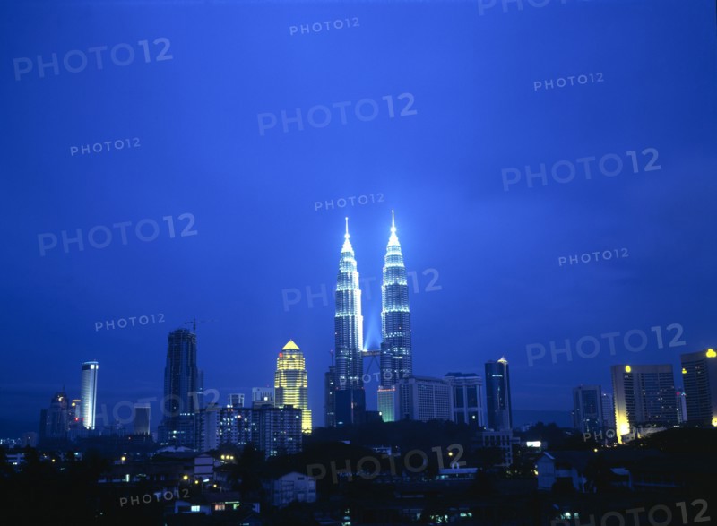MALAYSIA, Kuala Lumpur, Petronas Towers and skyline at dusk