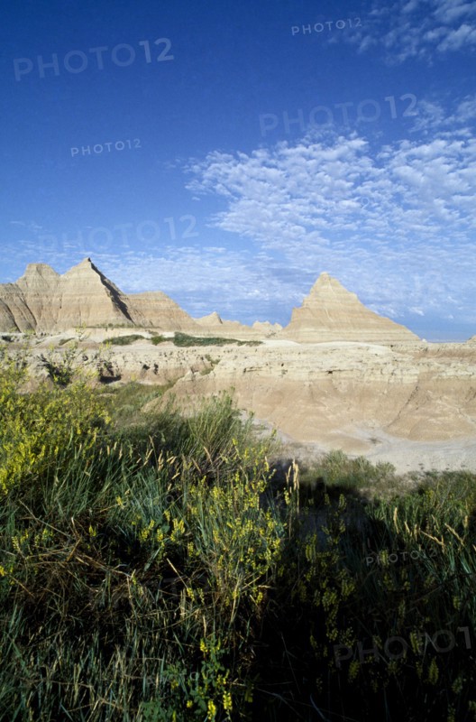 USA, South Dekota, Badlands National Park, View over landscape toward pyramid shaped rock formations