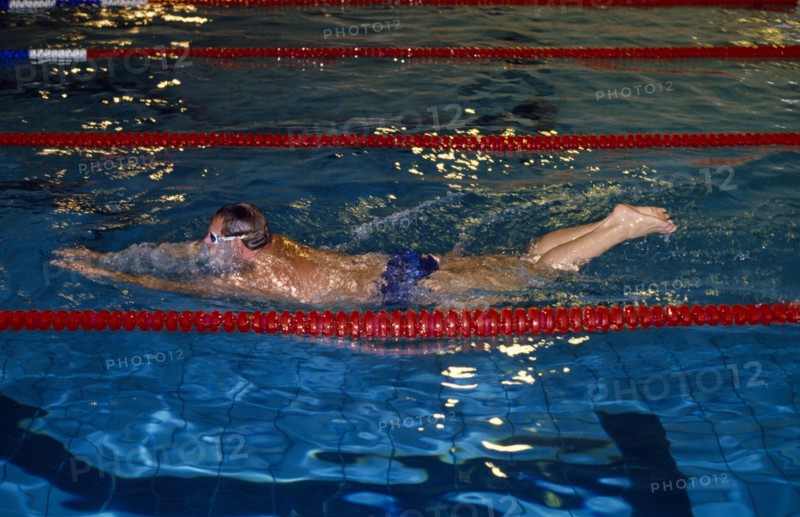 10051183 SPORT  Water sport Swimming Man in swimming pool performing Breaststroke