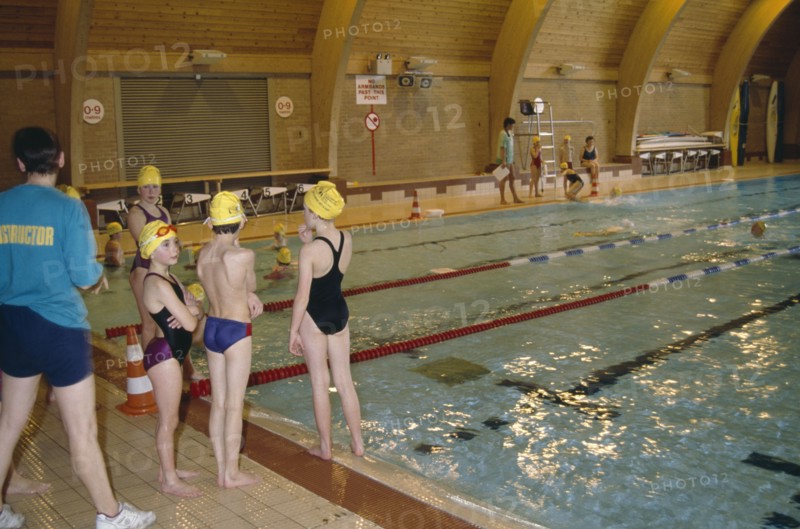 10070838 SPORT Water Swimming Children at indoor pool with swim instructor