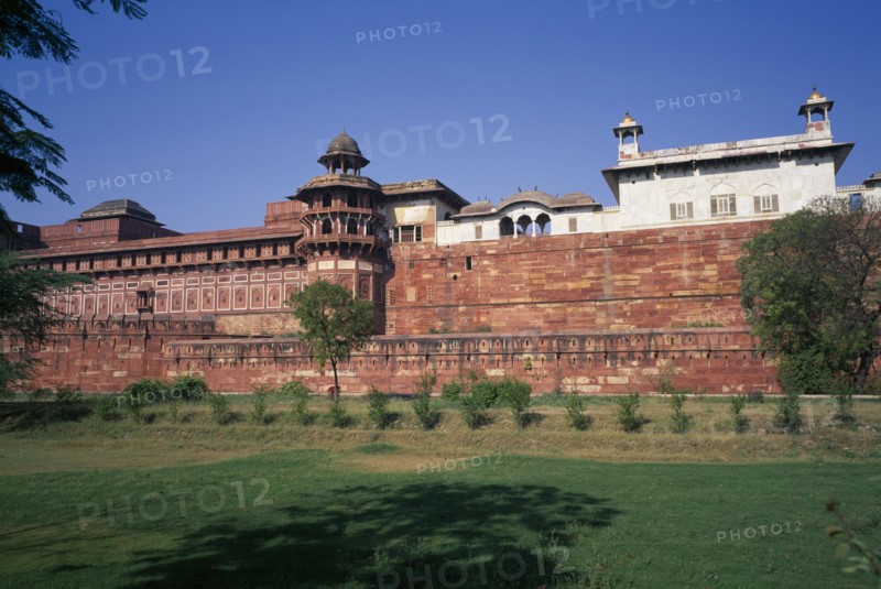 INDIA, Uttar Pradesh, Old Delhi, Red Fort and garden outside
