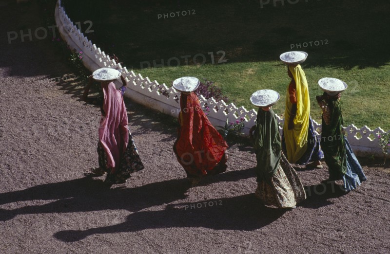 10123374 INDIA Rajasthan Devargh Aerial view over female construction workers carrying building materials on their heads.
