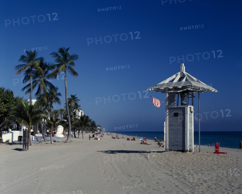 USA, Florida,  Fort Lauderdale, View along beach with lifeguard hut
