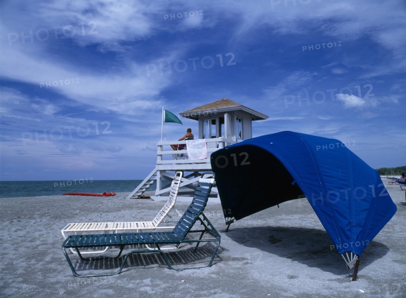 USA, Florida , Sarasota, Lido Beach. Sun Loungers and Lifeguard Hut on sandy beach