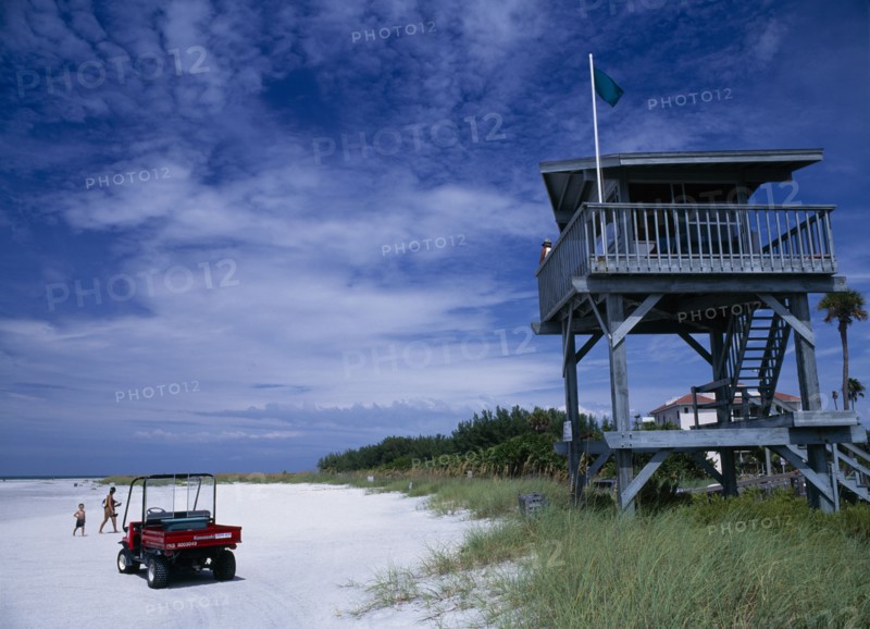 USA, Florida , Sarasota, Lido Beach. Lifeguard Hut with Green Flag overlooking sandy beach with a buggy