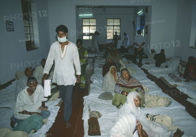 INDIA, West Bengal, Calcutta, Cataract camp with man wearing surgical mask