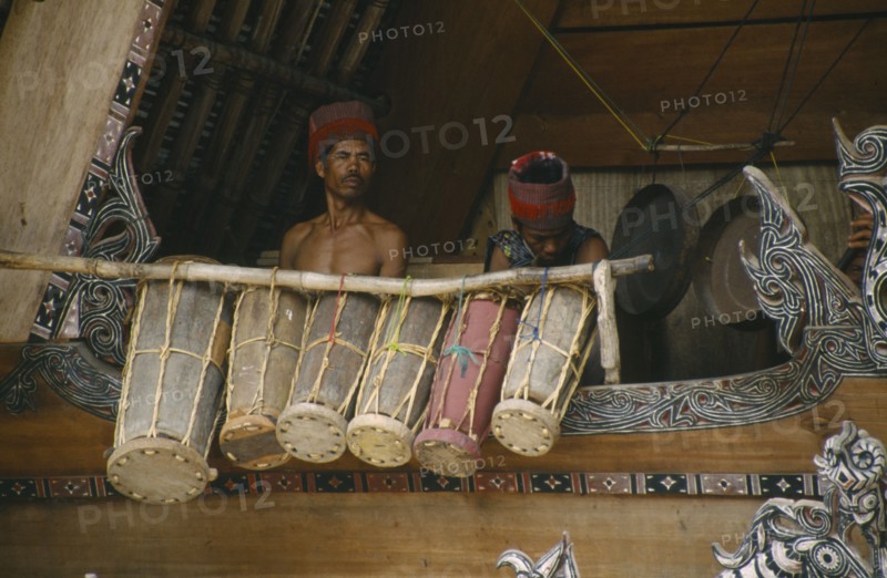 INDONESIA, Sumatra, Lake Toba, Gamelan musicians in Simanindo Batak community on Samosir Island