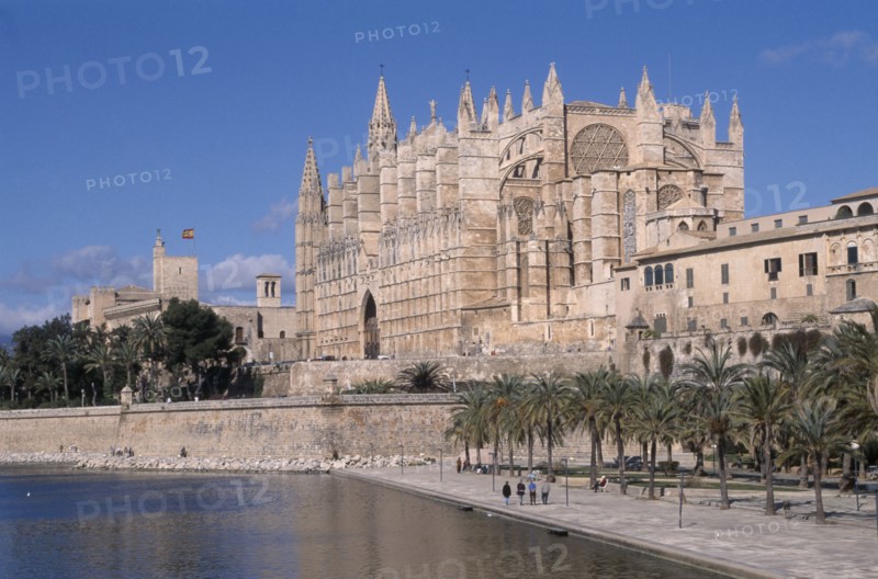 SPAIN, Balearic Islands, Majorca, Palma. La Seo Cathedral with the Almudaina Palace in the background
