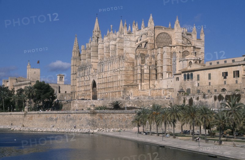SPAIN, Balearic Islands , Majorca, Palma. La Seo Cathedral with the Almudaina Palace in the background