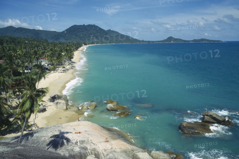 THAILAND, Surat Thani, Koh Samui, Lamai beach and coastline seen from hillside with coconut palm trees coming down to the shoreline