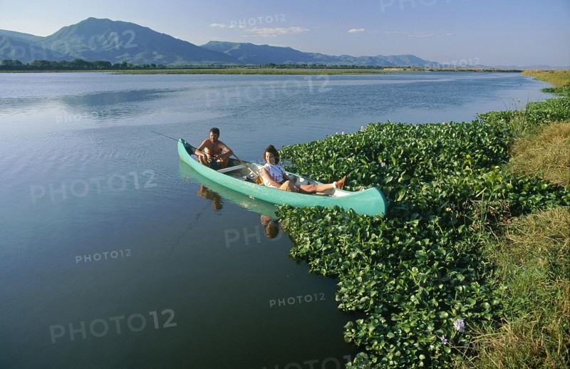 ZIMBABWE, Mashonaland, Mana Pools National Park, Couple fishing for bream in a canoe on the Zambezi River