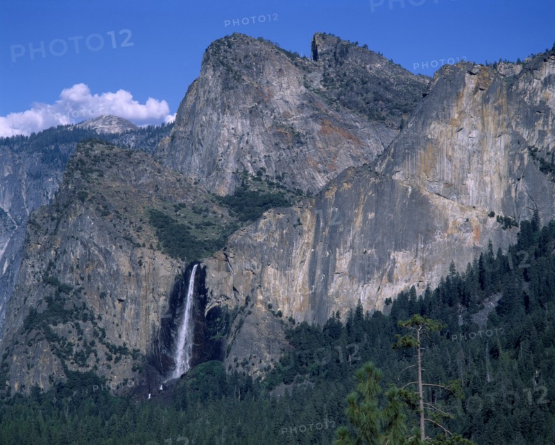USA, California, "Yosemite National Park, mountain scenery with waterfall "