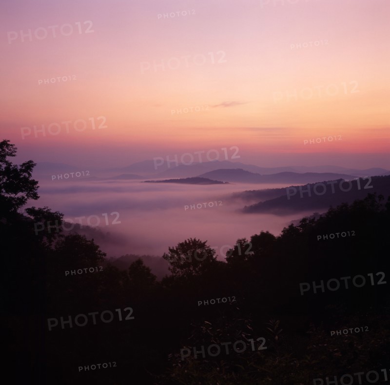 USA, North Carolina, Ashville, Sunrise on Skyline Drive