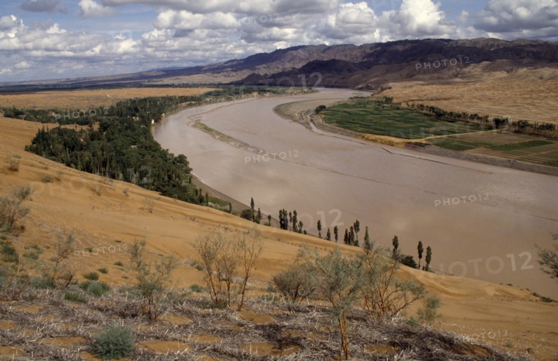 CHINA, Ningxia , Yellow River, River landscape near Zhongwei.