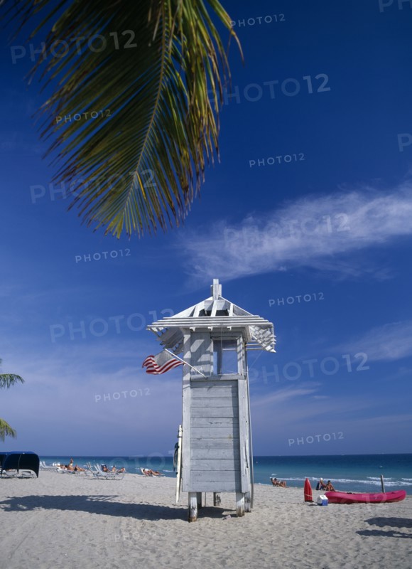 USA, Florida , Fort Lauderdale, Lifeguard hut on sandy beach with American flag flying
