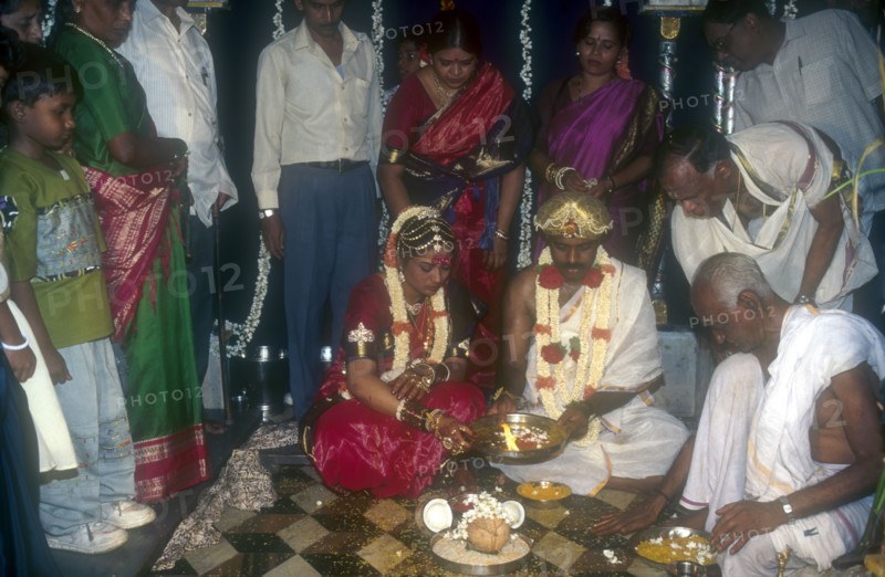 INDIA, Karnataka, Bangalore, Traditional Hindu wedding ceremony.