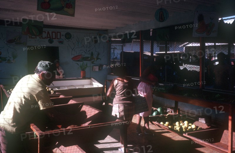 CUBA, Ciego de Avilar, Sparse fruit shop with customers