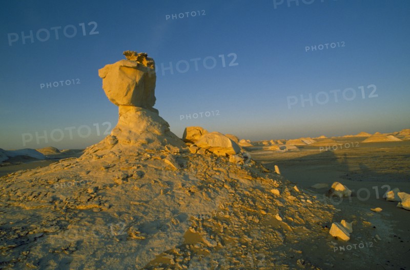 EGYPT, Western Desert , The White desert, Chalk inselberg at the north end of the Farafra Oasis