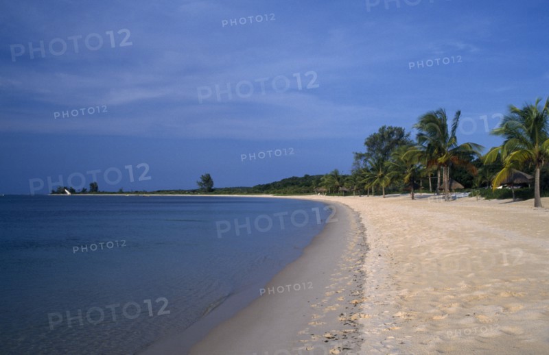 MOZAMBIQUE,  Benguerra Island, Sandy beach and shoreline stretching toward the horizon.