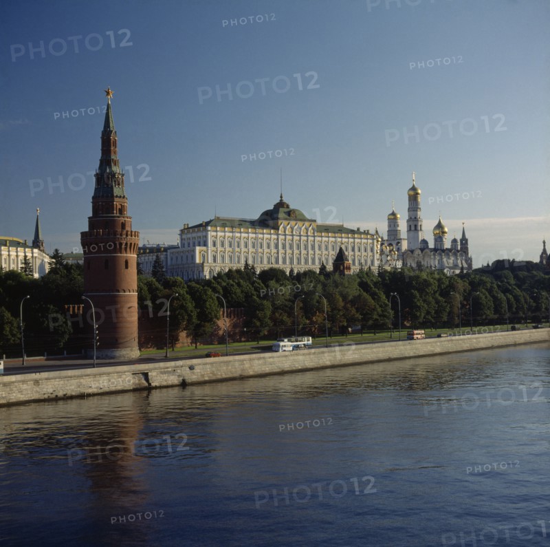 RUSSIA, Moscow, Kremlin and red tower seen from across the river