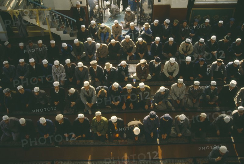 CHINA, Gansu Province, Lanzhou , Looking down on Muslims at prayer