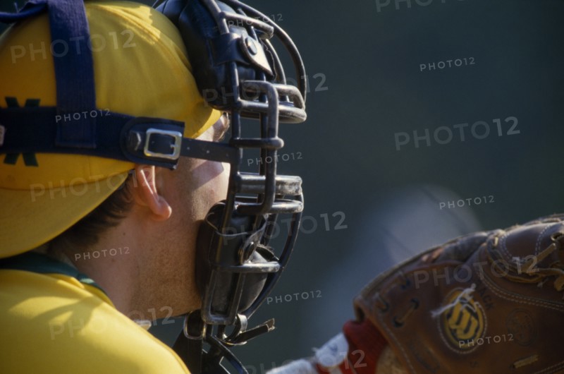 10056841 SPORT  Ball Games Baseball  Portrait of catcher wearing protective helmet with mask and golve.