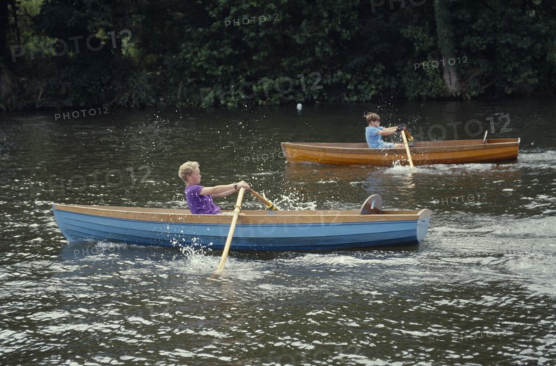 10045574 SPORT Water Sport Rowing Two boys in wooden boats competing in rowing race on the River Thames